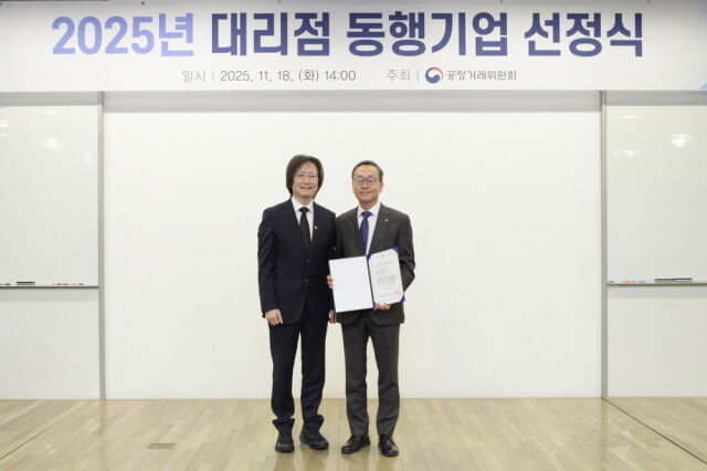 대리점 동행기업 2회 연속 선정을 기념해 주병기 공정거래위원장(왼쪽)과 김용범 경동나비엔 영업마케팅 총괄임원이 사진 촬영을 하고 있다. /경동나비엔