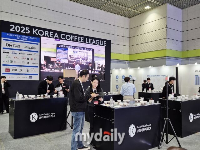 커피 경연대회 ‘코리아커피리그’에 참가한 선수들이 커피 테이스팅 실력을 겨루고 있다. /방금숙 기자