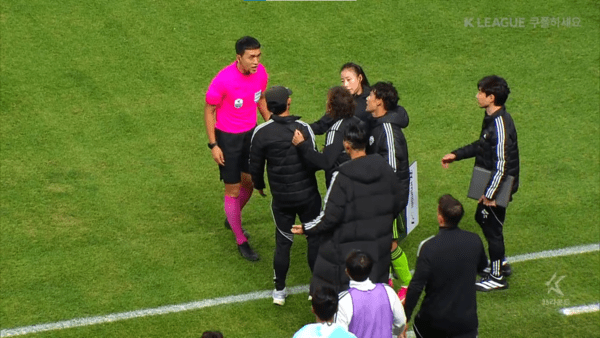 타노스 코치의 항의 상황/쿠팡플레이 중계 캡쳐