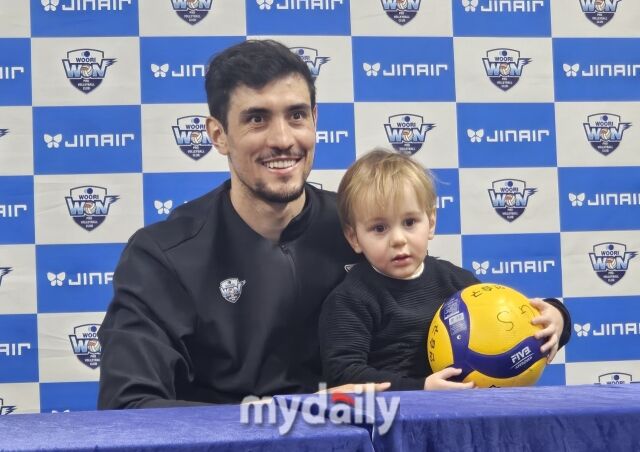 우리카드 아라우조와 아들 벤토./장충=심혜진 기자