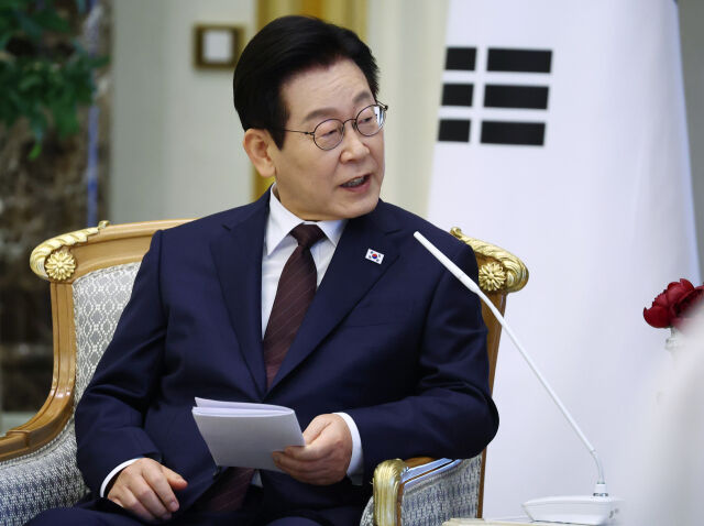 아랍에미리트(UAE)를 국빈 방문 중인 이재명 대통령이 18일(현지 시간) 아부다비 카사르 알 와탄 대통령궁에서 열린 무함마드 빈 자이드 알 나흐얀 UAE 대통령과 확대 정상회담에서 발언하고 있다. /뉴시스