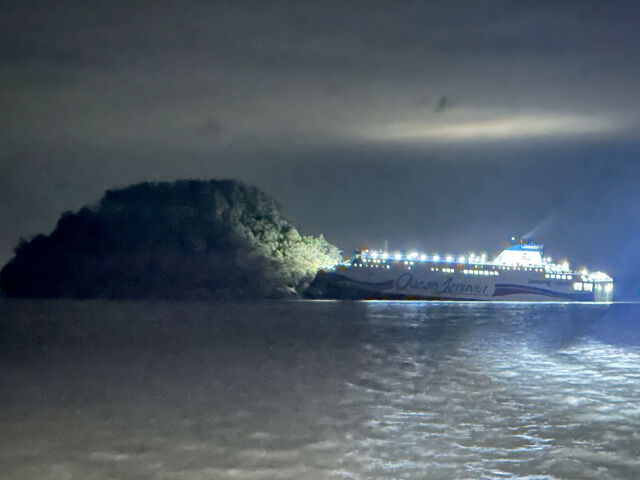 19일 오후 전남 신안군 장산면 족도에서 승객 260여명을 태운 여객선이 좌초했다. /뉴시스