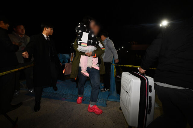 19일 오후 전남 목포시 해경부두에서 좌초됐던 퀸제누비아2호 승객들이 무사 구조돼 부두로 이동하고 있다. /뉴시스