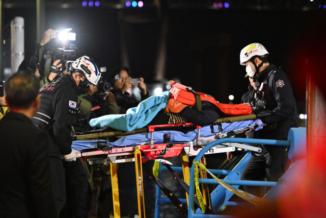 목포해경이 19일 오후 전남 목포시 해경부두에서 좌초됐던 퀸제누비아2호 승객들을 구조해 옮기고 있다. /뉴시스