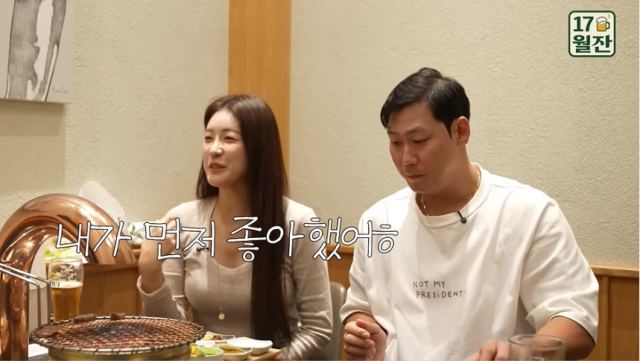 치어리더 김연정이 예비신랑인 하주석과의 첫 만남부터 결혼을 결심한 배경까지 솔직하게 털어놨다./유튜브 채널 '김연정'