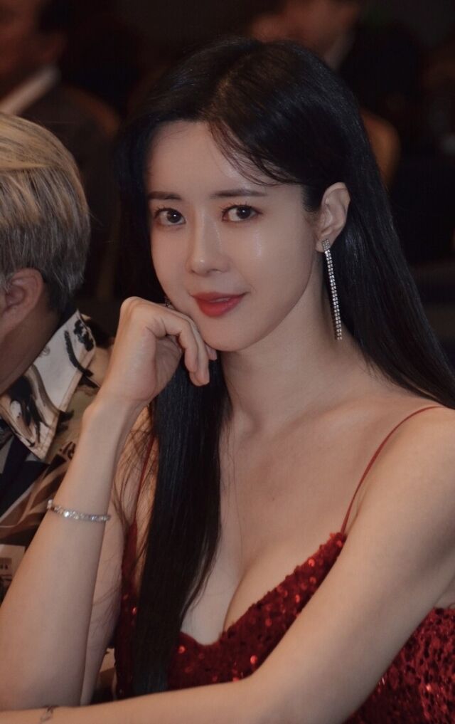 배우 엄수빈과 가수 박재은이 오는 17일 고양시 장항 야구장에서 열리는 더킴로펌배 제19회 한스타 연예인 야구대회 시구자로 나선다. /엄수빈, 박재은