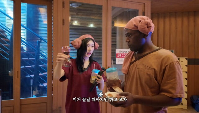 채령이 찜질방 초보인 조나단을 챙기고 있다. / 유튜브 '조나단' 화면 캡처