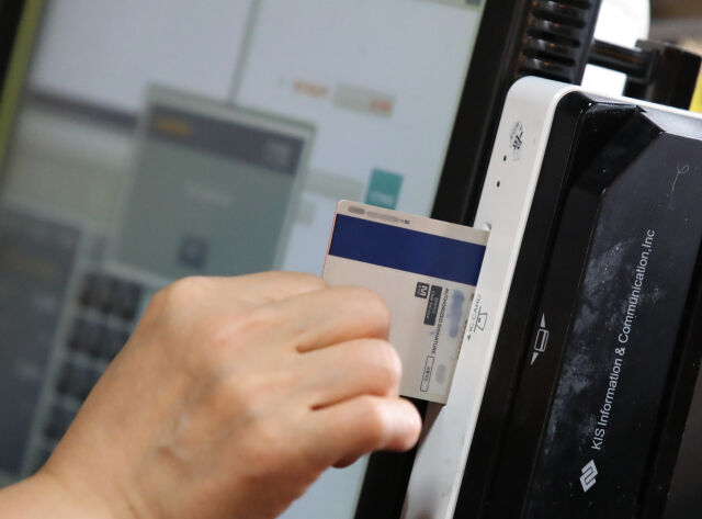 서울 한 음식점에서 업주가 카드를 받아 결제 하고 있다. /뉴시스