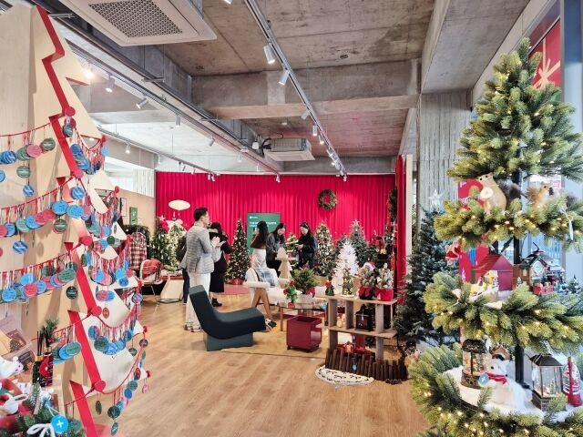 서울 북촌 오늘의집 쇼룸 1층 산타의집 전시. /방금숙 기자