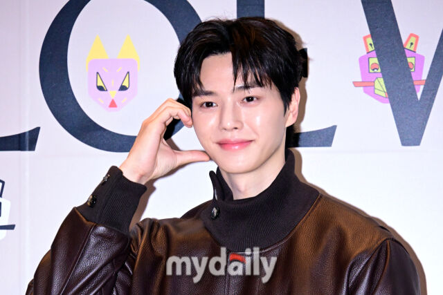 2025년 11월 20일 오후 서울 CGV 용산아이파크몰에서 진행된 로에베 '루이스 웨인: 사랑을 그린 고양이 화가 프라이빗 스크리닝 이벤트'에 송강이 참석해 포즈를 취하고 있다.