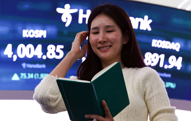 코스피가 전 거래일(3929.51)보다 75.34포인트(1.92%) 오른 4004.85에 장을 마친 20일 서울 중구 하나은행 딜링룸에 종가가 보이고 있다. 코스닥 지수는 전 거래일(871.32)보다 20.62포인트(2.37%) 상승한 891.94에 거래를 종료, 서울 외환시장에서 원·달러 환율은 전 거래일(1465.6원)보다 2.3원 오른 1467.9원에 주간 거래를 마감했다./뉴시스