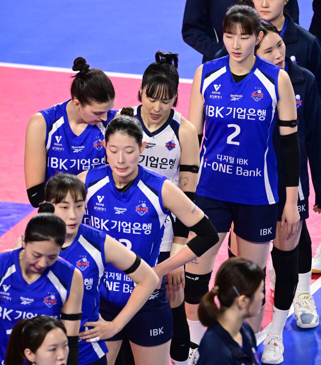 6연패에 빠진 IBK기업은행 선수들이 아쉬워하고 있다 / 한국배구연맹(KOVO)