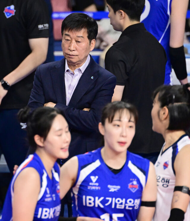 IBK기업은행 김호철 감독이 답답해하고 있다 / 한국배구연맹(KOVO)