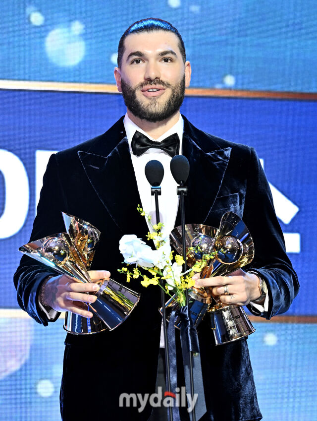 한화 폰세가 24일 오후 서울 잠실 롯데호텔 월드에서 진행된 '2025 KBO 시상식'에서 투수상 4관왕을 수상하고 있다./마이데일리