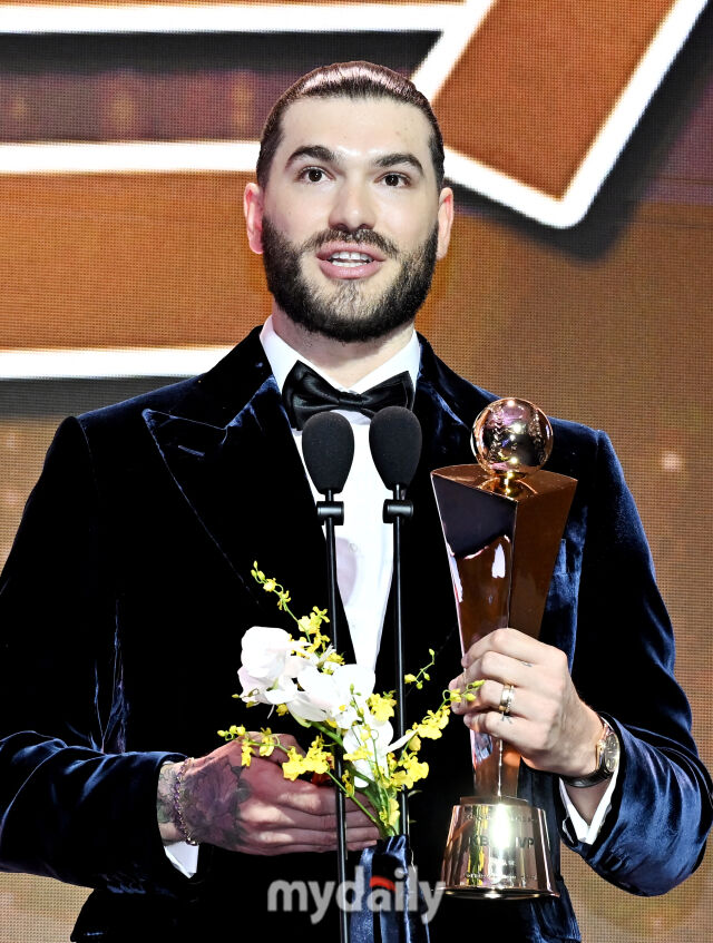 한화 폰세가 24일 오후 서울 잠실 롯데호텔 월드에서 진행된 '2025 KBO 시상식'에서 MVP를 수상하고 있다./마이데일리