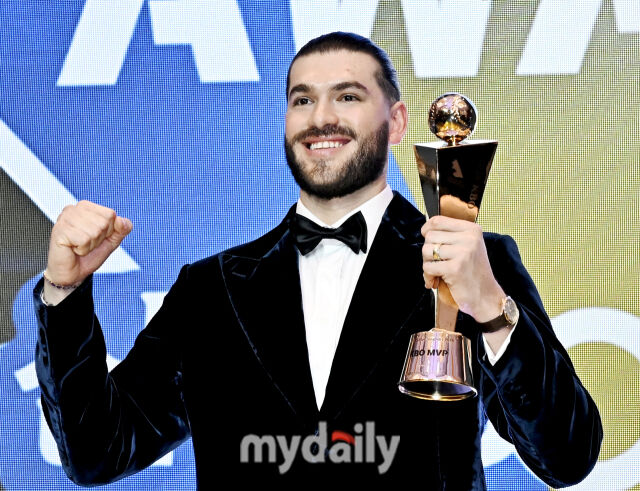 한화 폰세가 24일 오후 서울 잠실 롯데호텔 월드에서 진행된 '2025 KBO 시상식'에서 MVP를 수상하고 있다. 'KBO 시상식'은 퓨처스리그 투·타 개인 부문별 1위 선수 시상을 시작으로 KBO 리그 투·타 개인 부문별 1위 선수, KBO 심판상, 각 포지션별 KBO 수비상, 신인상 및 MVP 시상으로 진행된다./마이데일리