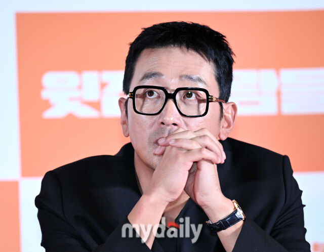 배우 하정우가 25일 서울 삼성동 메가박스 코엑스에서 진행된 영화 '윗집 사람들' 시사회에 참석했다.<br><br>‘윗집 사람들’은 매일 밤 섹다른 층간소음으로 인해 윗집 부부(하정우&이하늬)와 아랫집 부부(공효진&김동욱)가 함께 하룻밤 식사를 하게 되면서 벌어지는 예측불허 이야기다.<br> 