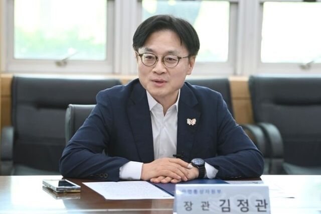 김정관 산업통상자원부 장관이 19일 울산 남구 석유화학산업단지에서 ‘울산 석유화학기업 사업재편 간담회’를 주재하고 있다. /산업통상자원부