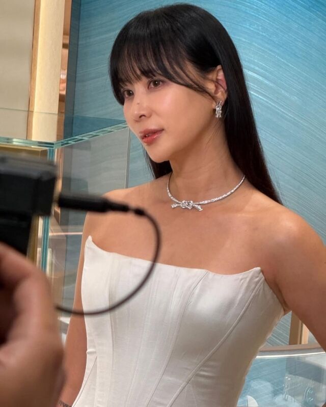 “连张东健看了都会感到惊讶的颜值”……高素英的青春美貌完全看不出她的年龄。