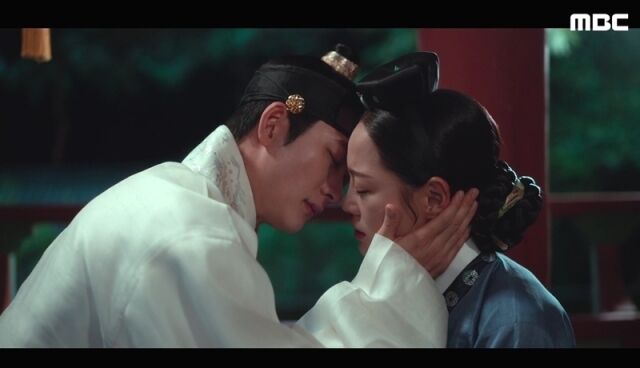 姜泰伍和金世正深情拥吻……他们的恋情正在迅速升温。[李康达]（综合报道）