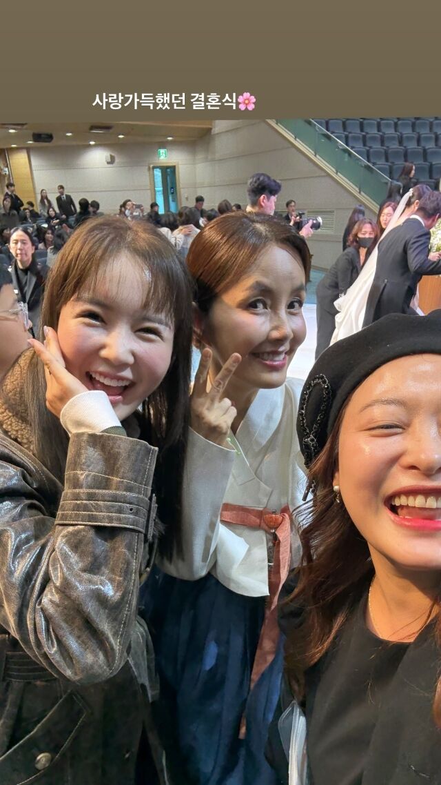 车仁杓和申爱罗的长子结婚了……新郎新娘被拍到正在迎接宾客。