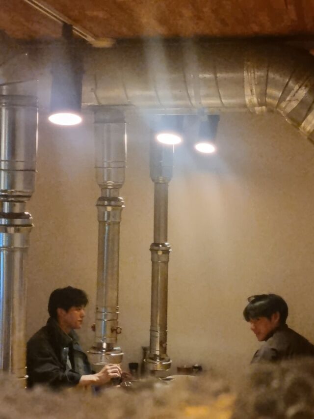 BTS成员V将一家肉店改造成了“写真拍摄”餐厅……由“面部天才”宋康掌镜。