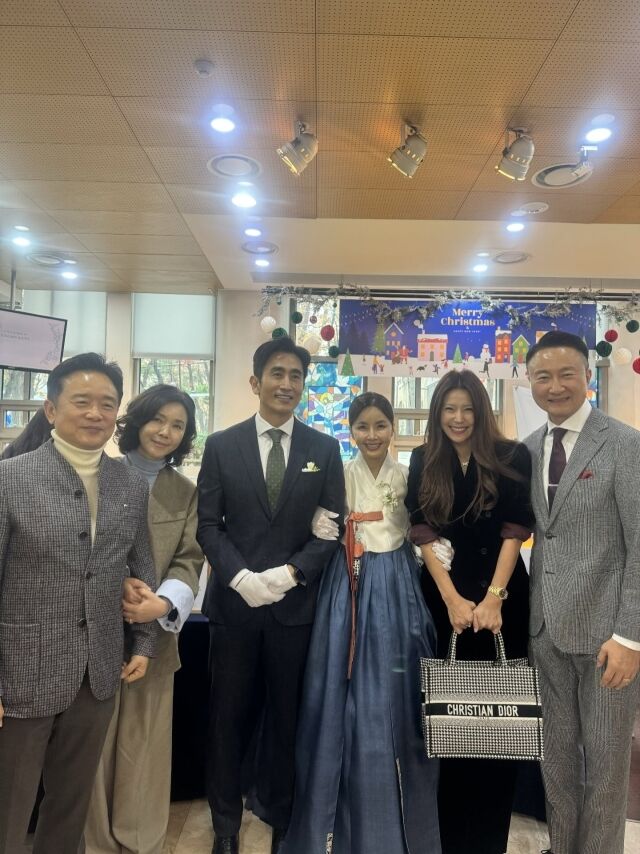 车仁杓和申爱罗在儿子的婚礼上与朱英勋和李允美重逢……他们手挽着手，互相拥抱。