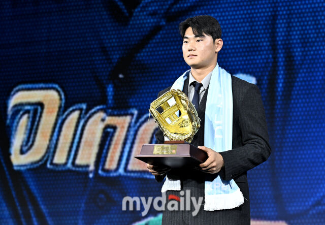 NC 김주원이 1일 오전 서울 광장동 비스타 워커힐 서울에서 진행된 '2025 리얼글러브 어워드(REAL GLOVE AWARD)'에서 유격수상을 수상하고 있다. 리얼글러브 어워드는 한국 프로야구 선수들이 직접 투표를 통해 동료 선수들의 활약을 평가하고 각 포지션별 최고의 선수를 선정하는 국내 유일의 선수 주도형 시상식으로, 선수들 스스로 한 해 동안 가장 뛰어난 활약을 펼친 동료를 평가하고 인정하는 자리다.1일 오전 서울 광장동 비스타 워커힐 서울에서 진행된 '2025 리얼글러브 어워드(REAL GLOVE AWARD)'에서 수상하고 있다. 리얼글러브 어워드는 한국 프로야구 선수들이 직접 투표를 통해 동료 선수들의 활약을 평가하고 각 포지션별 최고의 선수를 선정하는 국내 유일의 선수 주도형 시상식으로, 선수들 스스로 한 해 동안 가장 뛰어난 활약을 펼친 동료를 평가하고 인정하는 자리다./마이데일리