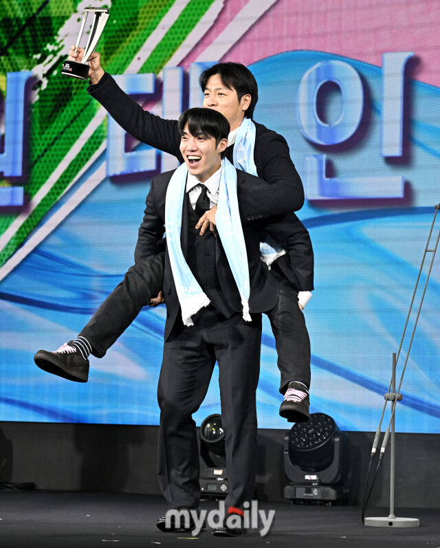 삼성 원태인과 강민호가 1일 오전 서울 광장동 비스타 워커힐 서울에서 진행된 '2025 리얼글러브 어워드(REAL GLOVE AWARD)'에서 베스트 배터리상을 수상한 뒤 재밌는 모습을 보이고 있다. 리얼글러브 어워드는 한국 프로야구 선수들이 직접 투표를 통해 동료 선수들의 활약을 평가하고 각 포지션별 최고의 선수를 선정하는 국내 유일의 선수 주도형 시상식으로, 선수들 스스로 한 해 동안 가장 뛰어난 활약을 펼친 동료를 평가하고 인정하는 자리다./마이데일리