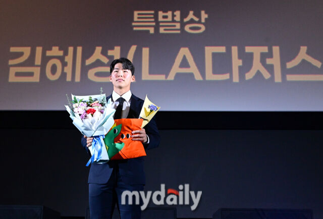 2025년 12월 4일 오후 서울 영등포 타임스퀘어 CGV 영등포 스크린X관에서 ‘제39회 스포츠서울 올해의 상’이 열렸다. LA 다저스 김혜성이 특별상을 수상하고 있다./마이데일리