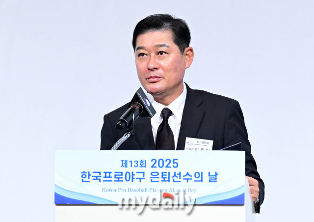 2025년 12월 5일 오후 서울 호텔 리베라 청담에서 '2025 한국프로야구 은퇴선수의 날' 행사가 열렸다. 한은회 5대 회장 이종범이 인사하고 있다. 지난 2013년 설립된 은퇴선수협회(KPBAA)는 KPBAA 야구캠프, 티볼대회, 야구 교실 등 다양한 프로그램을 진행하면서 한국야구의 저변확대와 발전을 위해 꾸준히 힘써왔고, 매년 연말에는 은퇴선수가 직접 선정하는 당해 최고의 현역 선수와 아마추어 선수를 위한 시상식을 개최하고 있다./마이데일리