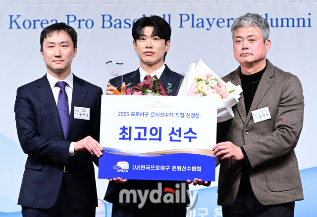 2025년 12월 5일 오후 서울 호텔 리베라 청담에서 '2025 한국프로야구 은퇴선수의 날' 행사가 열렸다. 키움 송성문이 최고의 선수상을 수상하고 있다. 지난 2013년 설립된 은퇴선수협회(KPBAA)는 KPBAA 야구캠프, 티볼대회, 야구 교실 등 다양한 프로그램을 진행하면서 한국야구의 저변확대와 발전을 위해 꾸준히 힘써왔고, 매년 연말에는 은퇴선수가 직접 선정하는 당해 최고의 현역 선수와 아마추어 선수를 위한 시상식을 개최하고 있다./마이데일리