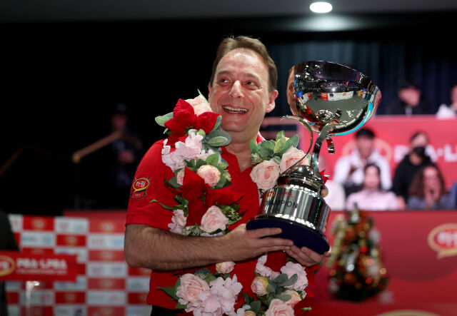 다니엘 산체스가 우승 트로피를 들고 경기장을 돌고 있다./PBA