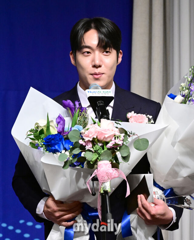 2025년 12월 8일 서울 청담동 리베라 호텔에서 '2025 뉴트리디데이 일구상 시상식'이 열렸다. 삼성 원태인이 최고 투수상을 수상하고 있다./마이데일리