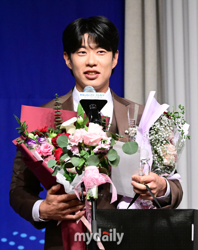 2025년 12월 8일 서울 청담동 리베라 호텔에서 '2025 뉴트리디데이 일구상 시상식'이 열렸다. 키움 송성문이 최고 타자상을 수상하고 있다./마이데일리