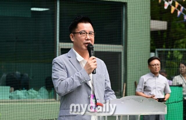 이상근 대한유소년야구연맹 회장이 제3회 마이데일리배 전국유소년야구대회를 앞두고 선수들에게 응원의 메시지와 함께 연맹이 추구하는 방향과 비전을 제시했다. ㅈ제1회 마이데일리배 전국유소년야구대회 개막식에서 소감을 밝히고 있는 이상근 회장./마이데일리