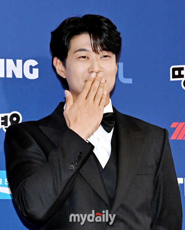 키움 송성문이 9일 오후 서울 잠실 롯데호텔에서 진행된 '2025 KBO 골든 글러브 시상식' 레드카펫 포토월 행사에 참석해 포토타임을 갖고 있다./마이데일리