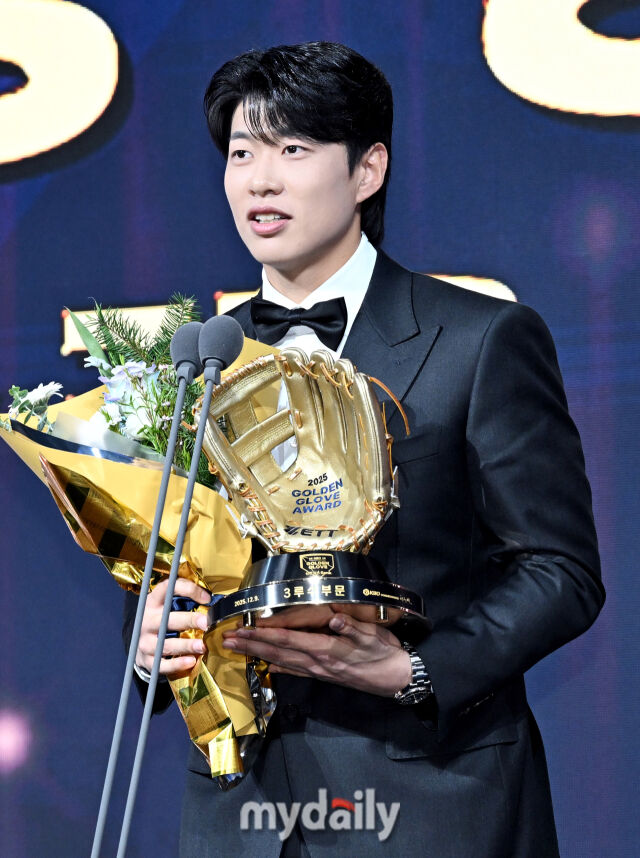 키움 송성문이 9일 오후 서울 잠실 롯데호텔에서 진행된 '2025 KBO 골든글러브 시상식'에서 3루수 부문 골든글러브를 수상하고 있다.<br><br>포지션별 최고 선수를 가리는 '2025 KBO 골든글러브 시상식'은 투수와 포수, 지명타자, 1루수, 2루수, 3루수, 유격수, 외야수(3명) 등 총 10개 부문에 걸쳐 최고의 선수를 가린다./마이데일리
