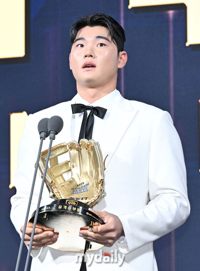 NC 김주원이 9일 오후 서울 잠실 롯데호텔에서 진행된 '2025 KBO 골든글러브 시상식'에서 유격수 골든글러브를 수상하고 있다.포지션별 최고 선수를 가리는 '2025 KBO 골든글러브 시상식'은 투수와 포수, 지명타자, 1루수, 2루수, 3루수, 유격수, 외야수(3명) 등 총 10개 부문에 걸쳐 최고의 선수를 가린다./마이데일리