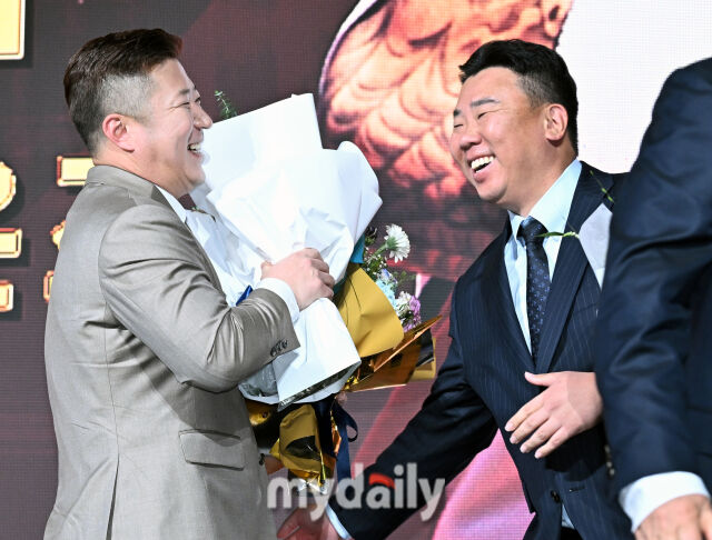 KIA 이범호 감독이 9일 오후 서울 잠실 롯데호텔에서 진행된 '2025 KBO 골든글러브 시상식'에서 지명타자 골든글러브를 수상한 최형우를 격려하고 있다. 포지션별 최고 선수를 가리는 '2025 KBO 골든글러브 시상식'은 투수와 포수, 지명타자, 1루수, 2루수, 3루수, 유격수, 외야수(3명) 등 총 10개 부문에 걸쳐 최고의 선수를 가린다./마이데일리