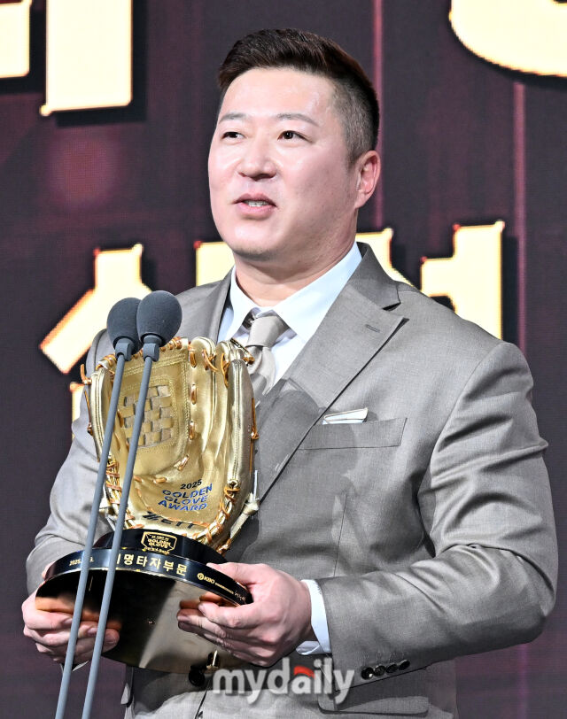 삼성 최형우가 9일 오후 서울 잠실 롯데호텔에서 진행된 '2025 KBO 골든글러브 시상식'에서 지명타자 골든글러브를 수상하고 있다. 포지션별 최고 선수를 가리는 '2025 KBO 골든글러브 시상식'은 투수와 포수, 지명타자, 1루수, 2루수, 3루수, 유격수, 외야수(3명) 등 총 10개 부문에 걸쳐 최고의 선수를 가린다./마이데일리
