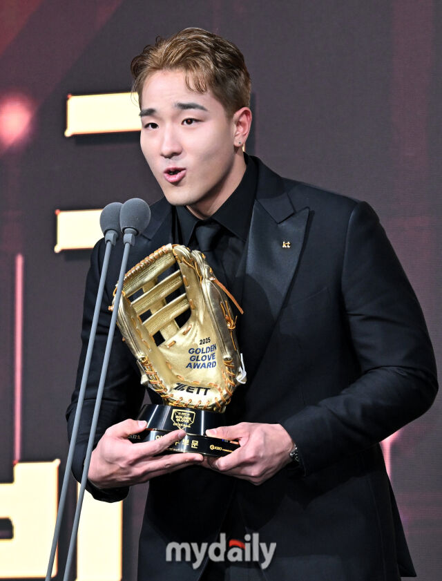 KT 안현민이 9일 오후 서울 잠실 롯데호텔에서 진행된 '2025 KBO 골든글러브 시상식'에서 외야수 골든글러브를 수상하고 있다. 포지션별 최고 선수를 가리는 '2025 KBO 골든글러브 시상식'은 투수와 포수, 지명타자, 1루수, 2루수, 3루수, 유격수, 외야수(3명) 등 총 10개 부문에 걸쳐 최고의 선수를 가린다./마이데일리