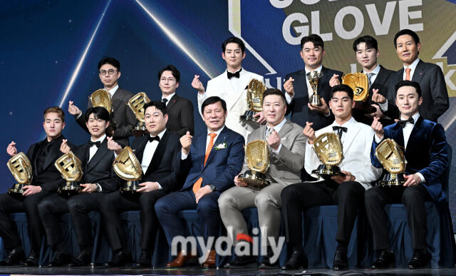 9일 오후 서울 잠실 롯데호텔에서 진행된 '2025 KBO 골든글러브 시상식'에서 수상자들이 포즈를 취하고 있다. 포지션별 최고 선수를 가리는 '2025 KBO 골든글러브 시상식'은 투수와 포수, 지명타자, 1루수, 2루수, 3루수, 유격수, 외야수(3명) 등 총 10개 부문에 걸쳐 최고의 선수를 가린다./마이데일리