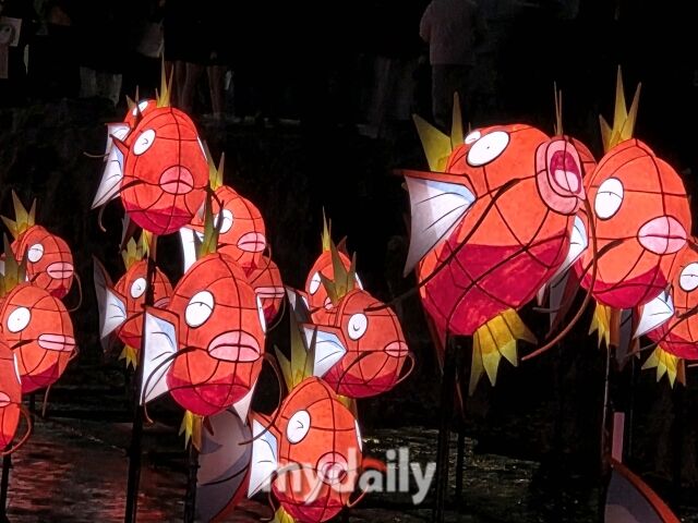 포켓몬스터에 등장하는 잉어킹을 형상화한 ‘I LOVE 잉어킹’ 한지등. /이호빈 기자