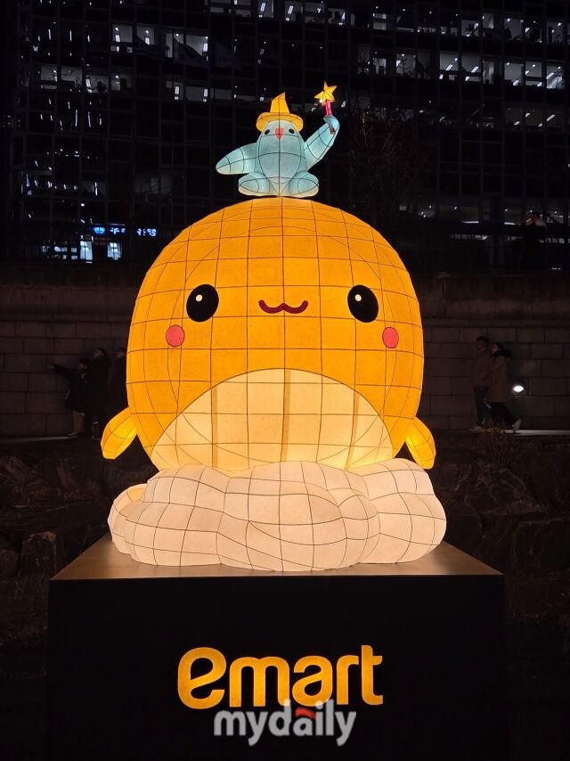 이마트가 설치한 '고래잇한 꿈 속 여행' 조형물. 깊은 바다를 떠나 구름을 타고 여행 중인 고래잇을 표현했다. /이호빈 기자