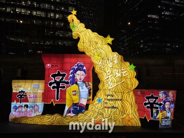농심이 설치한 신라면 조형물. /이호빈 기자