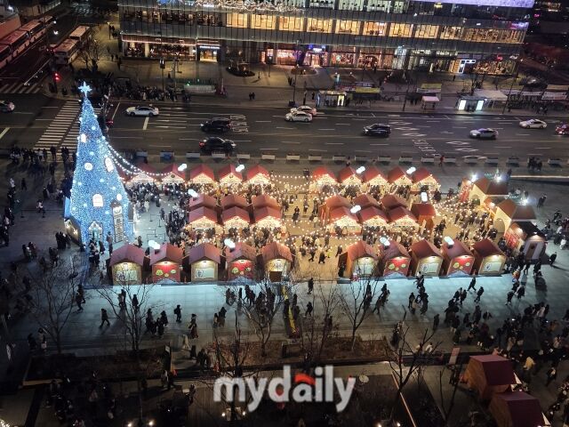 세종문화회관 옥상에서 바라본 '광화문 마켓' 모습. /이호빈 기자