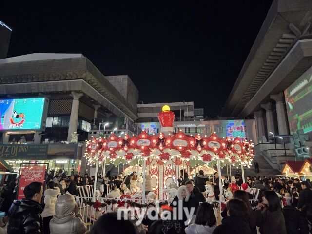 세종문화회관 앞에 설치된 루돌프 회전목마. /이호빈 기자
