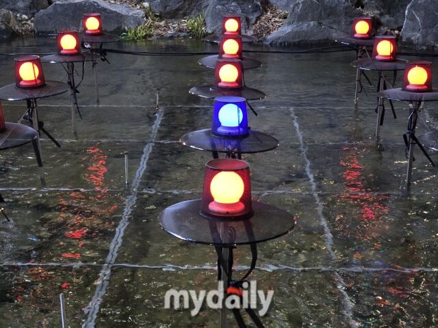 넷플릭스 애니메이션 '케이팝 데몬 헌터스'를 통해 재조명된 조선시대 선비 갓을 모티브로 한 조명 연출. /이호빈 기자