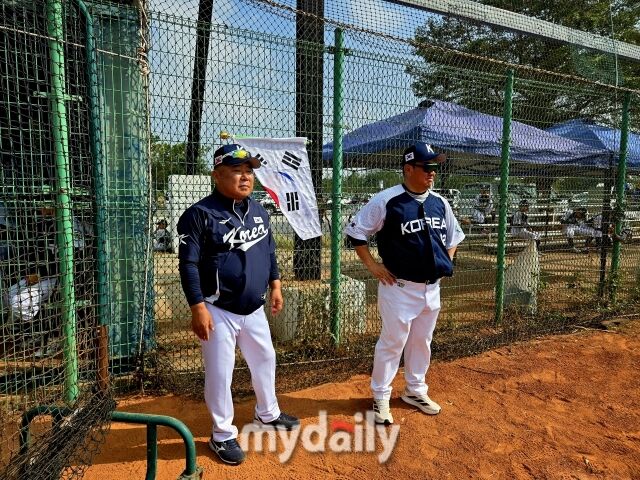 대한유소년야구연맹 20기 유소년B대표팀 윤장술 총감독(서대문구연세유소년야구단), 조일현 감독(전주완산구유소년야구단)./타이난(대만)=노찬혁 기자
